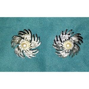 Vintage Signed Sarah Coventry clip on Earrings Silver Tone Pinwheel W/Faux Pearl